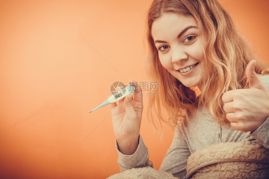 患有高温测量烧的年轻女孩健康图片