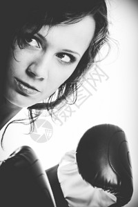 与对手打拳击的年轻女运动和健康的生活方式锻炼黑色amp白色图片