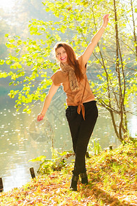 森林里的年轻女孩出现在公园河前面的女人大自然放松时装美观图片