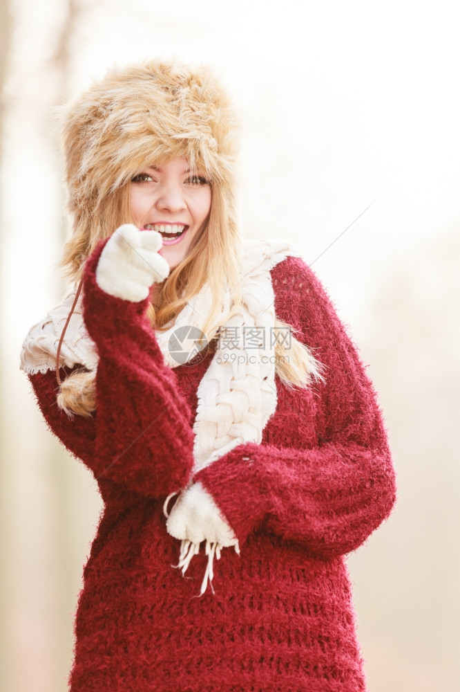 穿着毛皮冬帽的漂亮笑容女人肖像秋天森林公园的漂亮笑容时尚女人的肖像穿着毛皮冬帽和衣的漂亮年轻女孩快乐秋天时尚图片