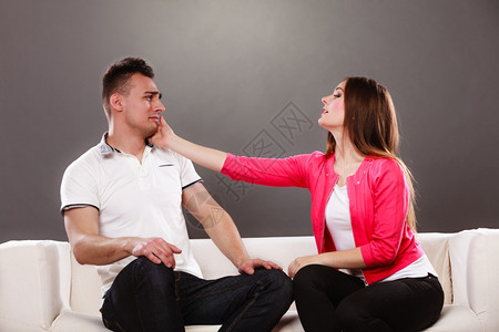 丈夫和妻子坐在沙发上很好幸福的关系情侣概念图片