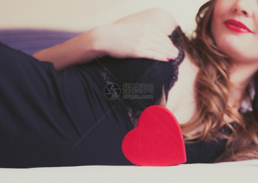 红心形状盒和女人情节的爱图片