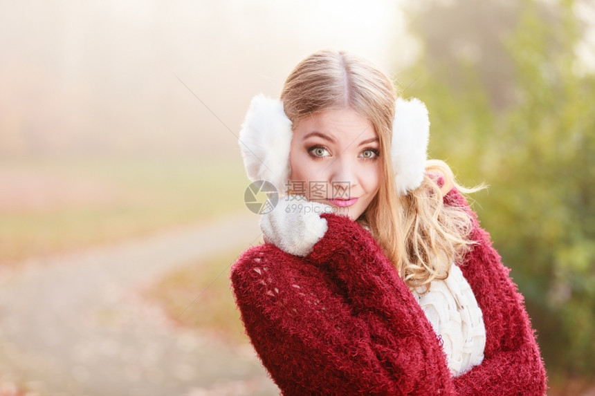 穿着白色毛巾和衣的漂亮女孩秋冬时装图片