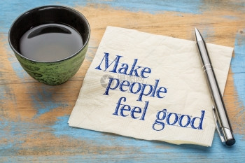 让人们感觉好的建议笔迹在餐巾纸上加茶杯图片