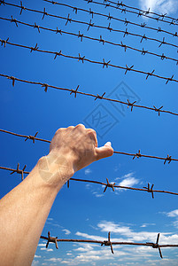 监狱之手和天空背景概念场高清图片