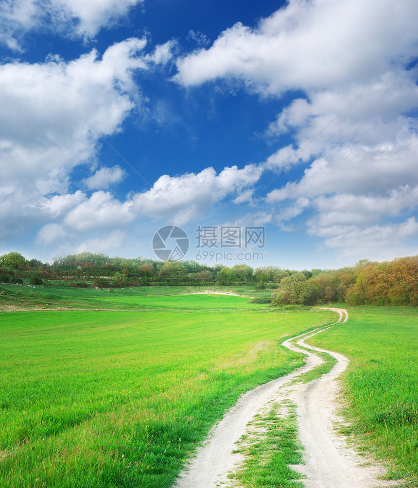 草地和深蓝天空的巷子自然设计图片