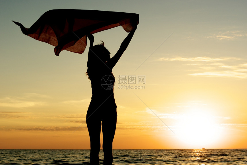 日落时带手帕的女孩放松场景图片
