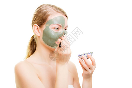 美容护皮肤化妆品和健康概念年轻女用面部粘土罩将泥涂在她脸上图片