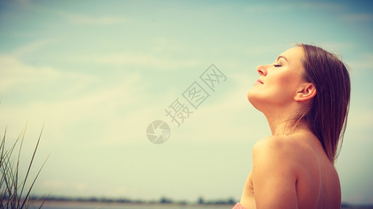 夏天有迷人的年轻女子美丽的长发迷人的年轻美夏天有迷的女士晒太阳姑娘图片