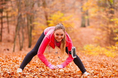运动女孩秋天在户外森林运动享受新鲜空气图片