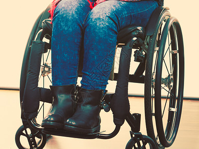 残疾和概念坐在轮椅上的年轻残疾女孩实际生活中的瘫痪和障碍图片