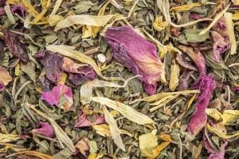 健康的胃草药茶混合了薄荷长矛姜薄饼玫瑰花红杏仁和奥曼图斯图片