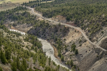 科罗拉多河和州大Pumphouse娱乐区上空GoreCanyon的铁路图片