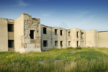 轰炸无人居住的旧建筑被摧毁背景