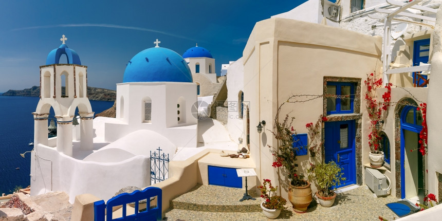 希腊圣托里尼岛Oia或Ia的白屋和教堂蓝色圆丘图片图片