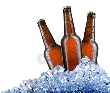 冰块中的棕色啤酒瓶子孤立在白色的冰块上图片