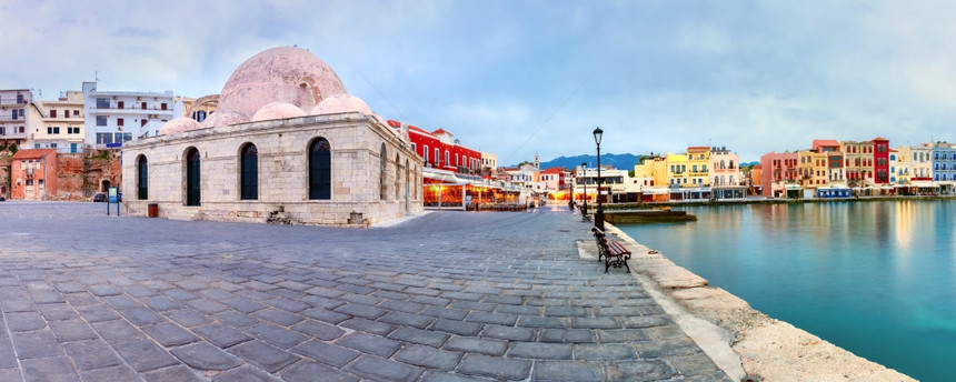 希腊克雷特市Chania与KucukHasanPasha清真寺的VenetianQuay的全景图片