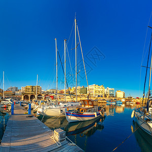 希腊克里特Crete的夏日清晨有渔船和码头的希拉克里翁老港图片