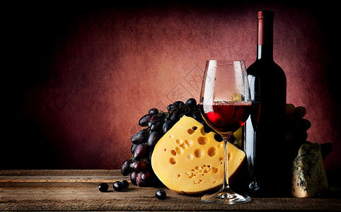 茄子和葡萄酒在黑背景上高清图片