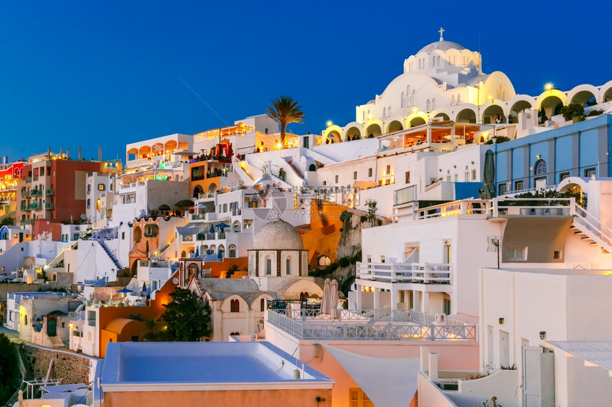 希腊爱琴海岛圣托里尼现代首都法拉Fira东正教大都会堂在清晨蓝色时刻希腊图片
