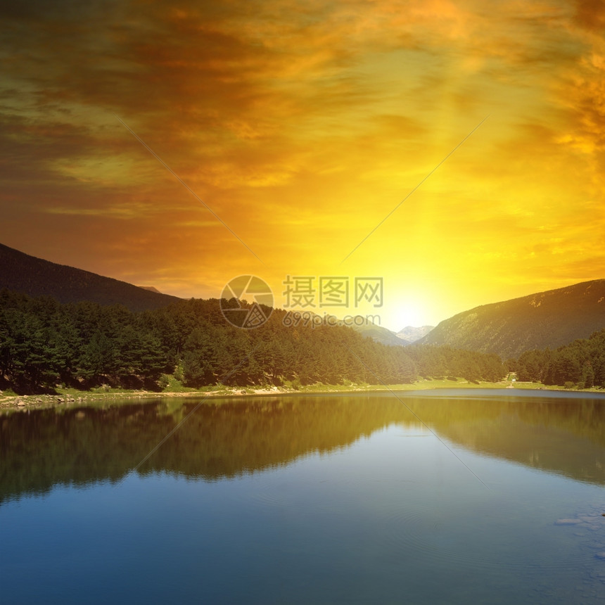 日出在湖边和山上图片