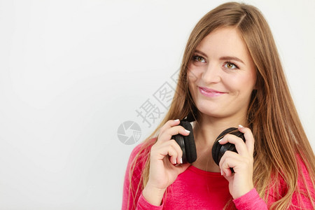 女士把耳机放在脖子上年轻女士把耳机放在脖子上图片