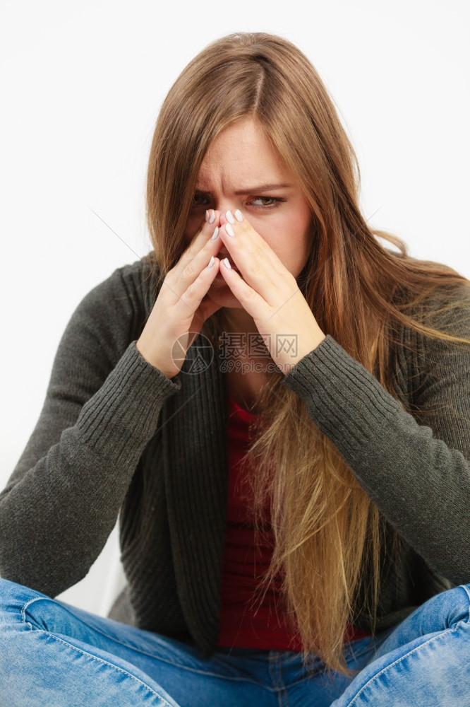患上痛苦的鼻年轻女人患上疼痛的导致非常有油漆的头痛患上不健康的痛苦图片