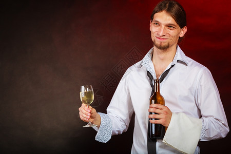 酒瓶服务员酒放松概念瓶服务员杯图片