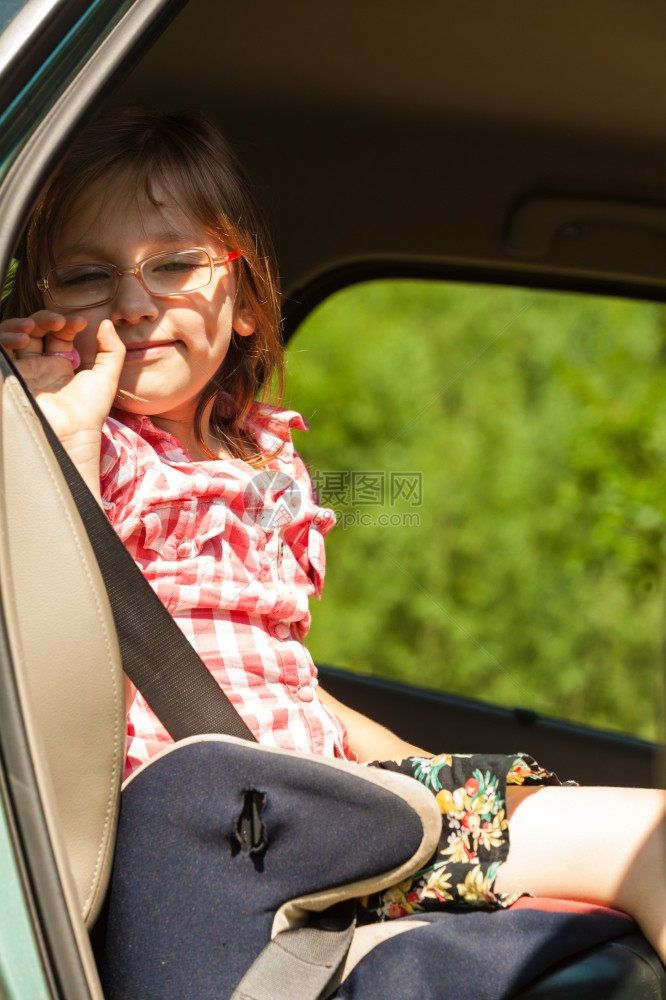 孩子在车里假期旅行带安全戴眼镜的小女孩子坐在车里假期旅行暑安全图片