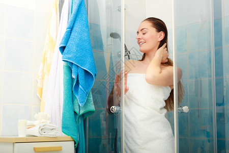 隔间淋浴女孩在浴室小屋隔间洗澡带白毛巾的年轻女子在浴室卫生背景