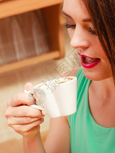 女士喝咖啡年轻女孩喝着能让她保持清醒的热能饮料量和咖啡因女喝热咖啡因图片