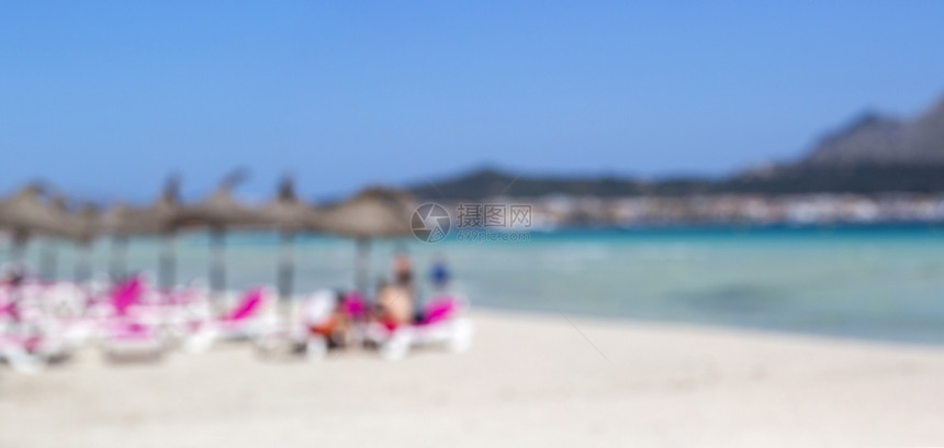 在白沙滩暑假背景概念上模糊的人图片