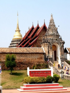 地方省份WathrathatLampangLuang著名的庙宇泰国兰邦背景