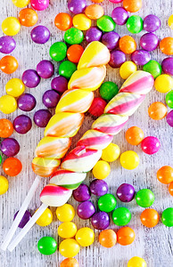 餐桌上甜的彩色糖果图片