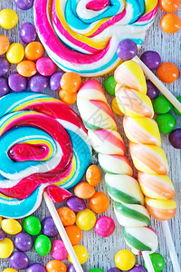 餐桌上的彩色糖果图片