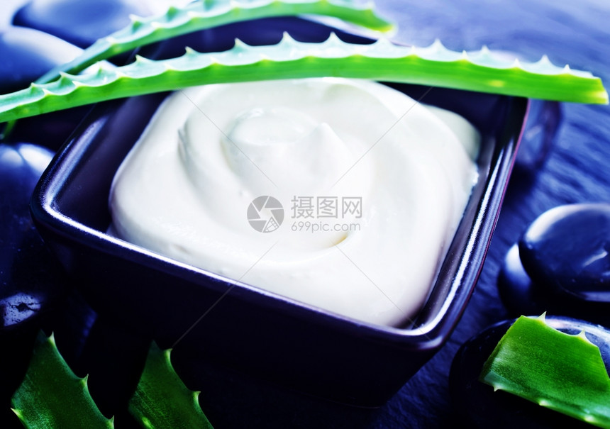 AloeVera桌边有放盒的Vera图片