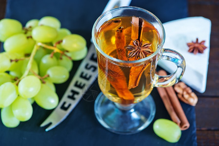 以玻璃为酒杯餐桌上有肉桂图片