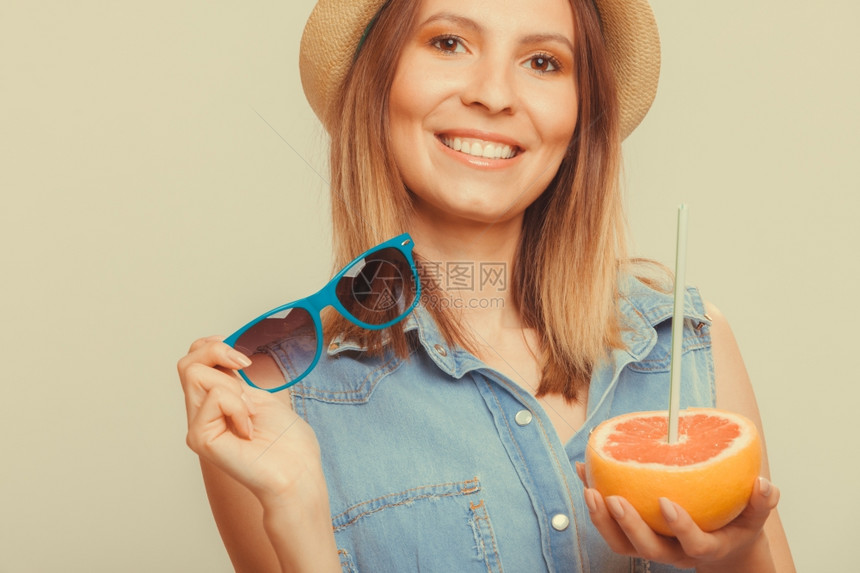 戴帽子的快乐女郎拿着太阳眼镜和葡萄汁戴着草帽的快乐女郎拿着太阳眼镜和葡萄水果健康饮食品暑假概念Instagram过滤了图片