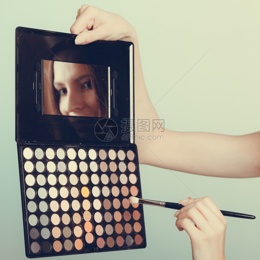 女用化妆调色板遮住眼睛女发型师用专业化妆调色板和刷子遮住眼睛女美人皮化妆概念图片