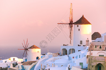 希腊圣托里尼岛的奥亚老城或伊白房子和清晨风车高清图片
