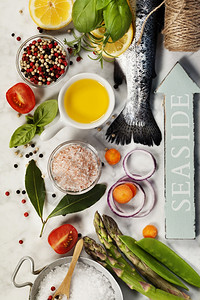 带蔬菜草药和香料的原始虹鳟鱼健康或烹饪概念图片