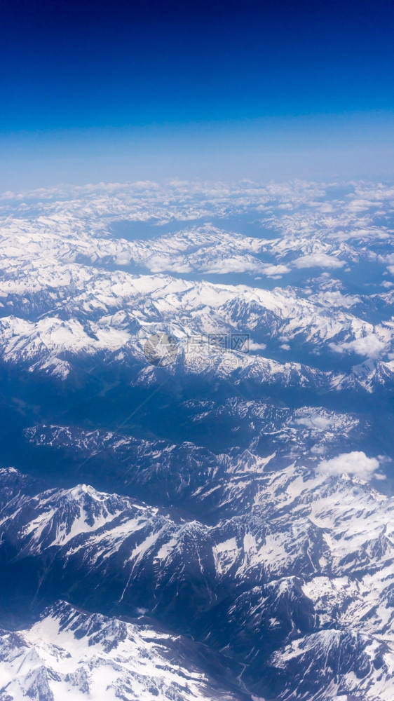 飞机窗外的山地风景图片