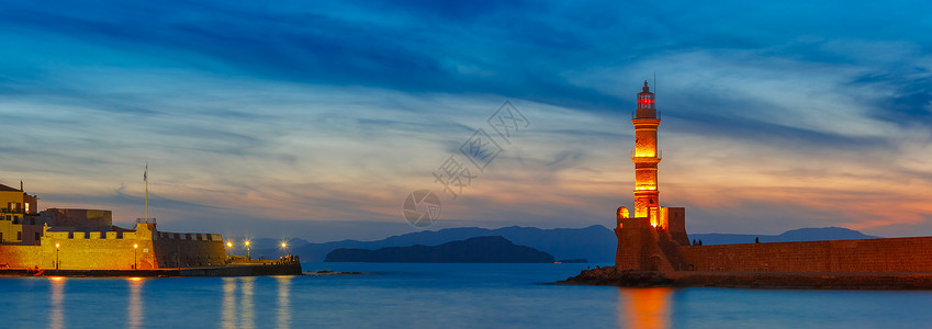 韩亚日落时在希腊克里特的Chania旧港口Chania港的全景网水边和灯塔希腊克里特背景