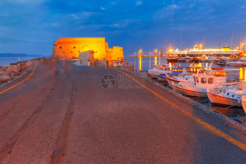希腊克里特的海拉翁旧港与威尼斯库尔堡VennetianKouresFortres船只和码头在蓝色时段希腊克里特Crete船头表面图片