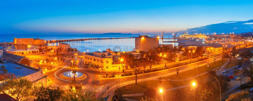希腊克里特日落后蓝色小时与威尼斯人库尔堡和码头一起对希拉克里翁旧港进行空中全景观察图片