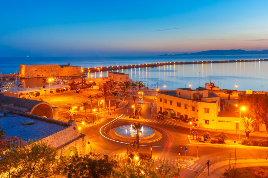 希腊克里特日落后蓝色小时与威尼斯人库尔堡和码头一起对希拉克里翁旧港进行空中观察图片