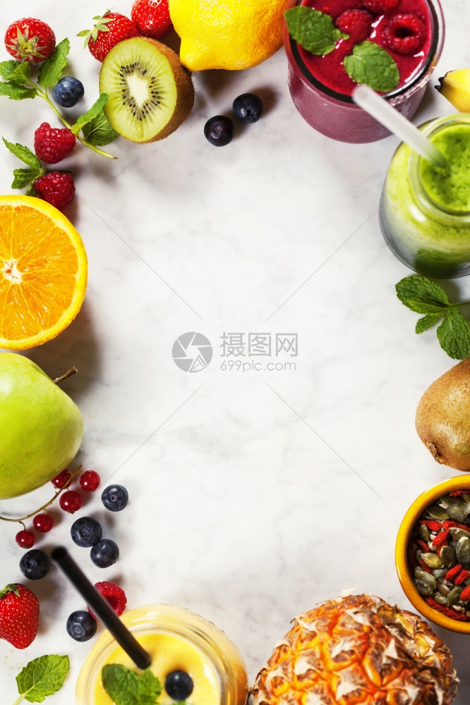 大理石桌上新鲜的冰凉和水果图片