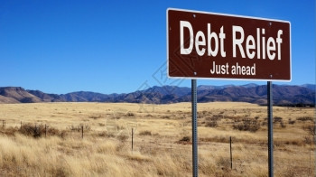 债务减免棕色道路标志蓝天空和荒野图片