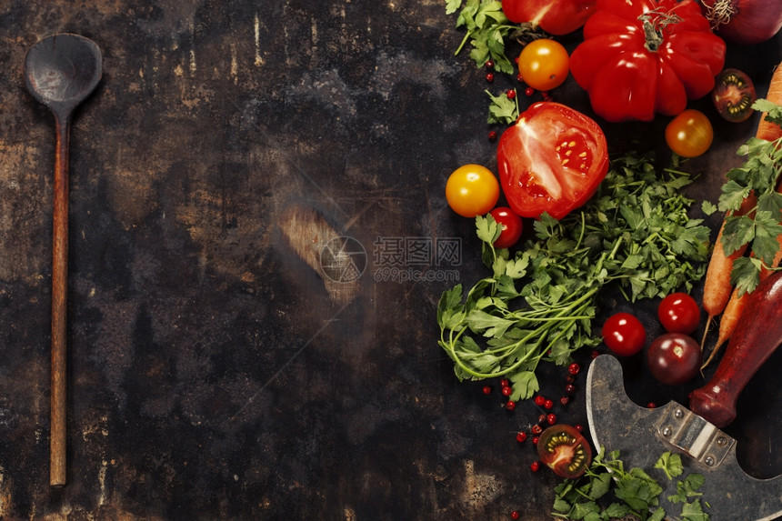 木勺和黑暗背景的原料蔬菜食品健康或烹饪概念图片