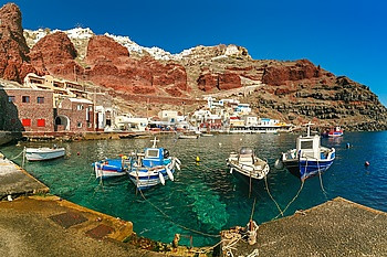 希腊爱琴海圣托里尼岛奥亚村旧港AmoudiAmoudi的渔船图片